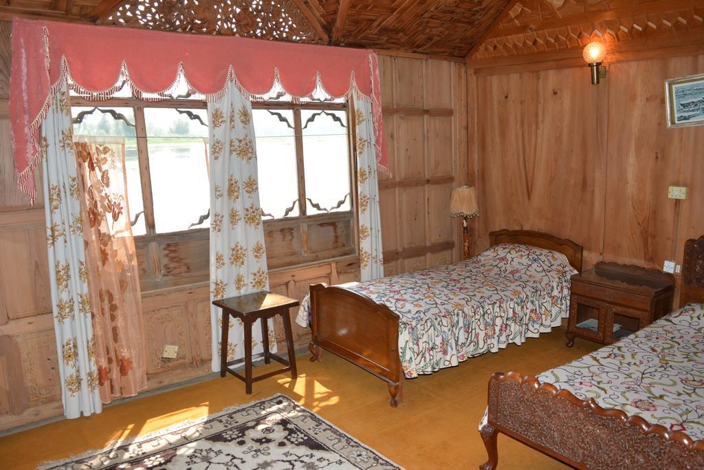 Отель Kings Houseboats Сринагар Номер фото