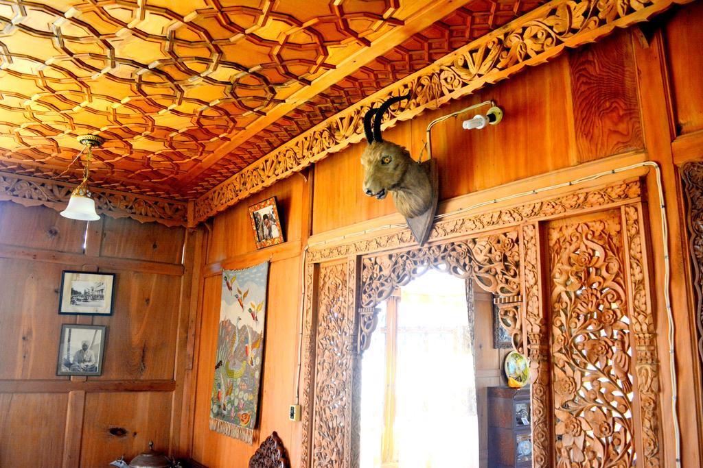 Отель Kings Houseboats Сринагар Экстерьер фото
