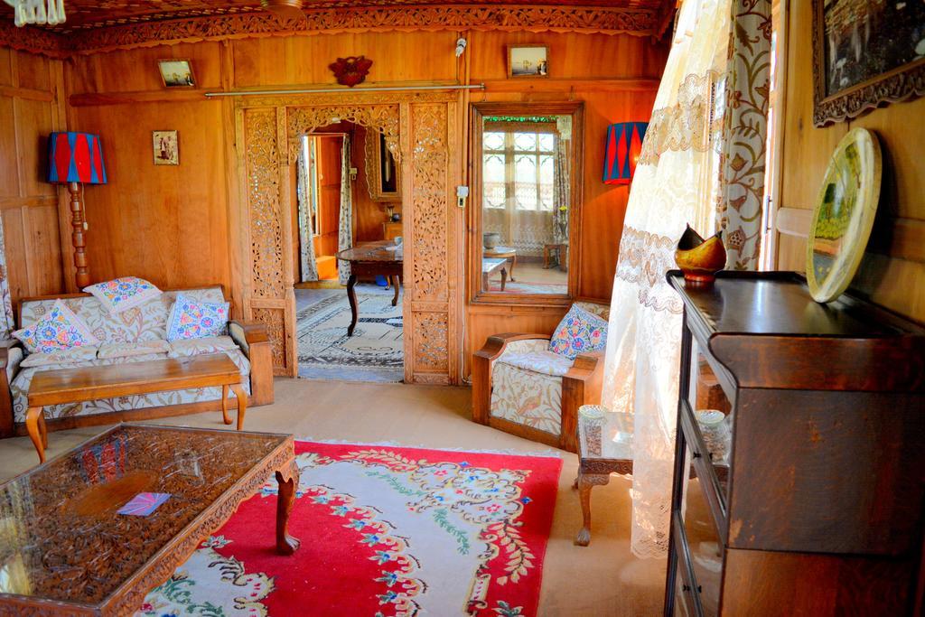 Отель Kings Houseboats Сринагар Экстерьер фото